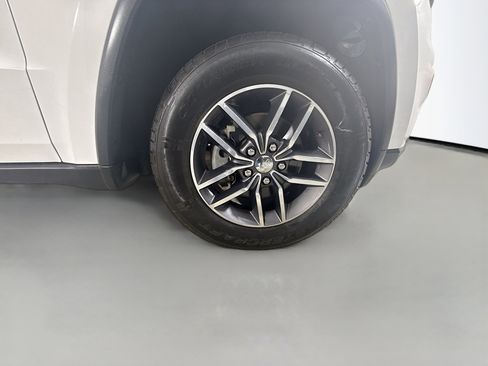 Used 2018 Jeep Grand Cherokee Laredo image 34