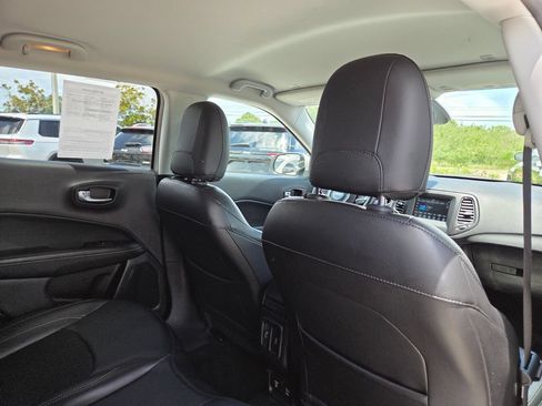 Used 2019 Jeep Compass Latitude w/ Cold Weather Group FWD image 17