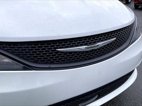 Used 2023 Chrysler Voyager LX image 27