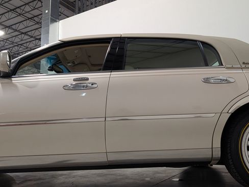 Used 2001 Lincoln Town Car Cartier RWD image 32