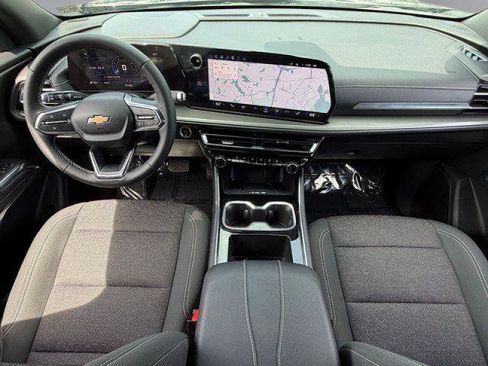 Used 2025 Chevrolet Traverse LT w/ Driver Confidence Package AWD/4WD image 3
