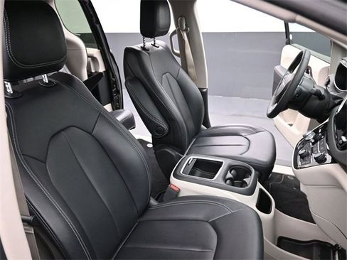 Used 2024 Chrysler Pacifica Touring-L image 25