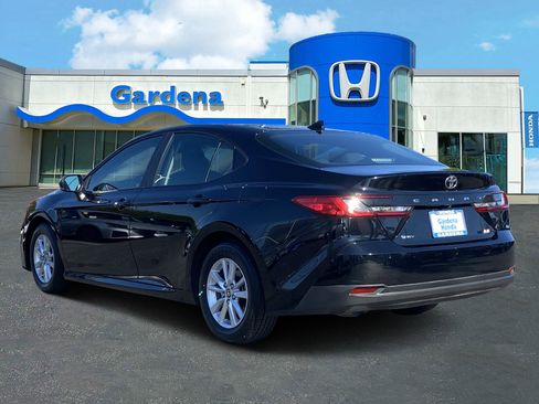 Used 2025 Toyota Camry SE image 4