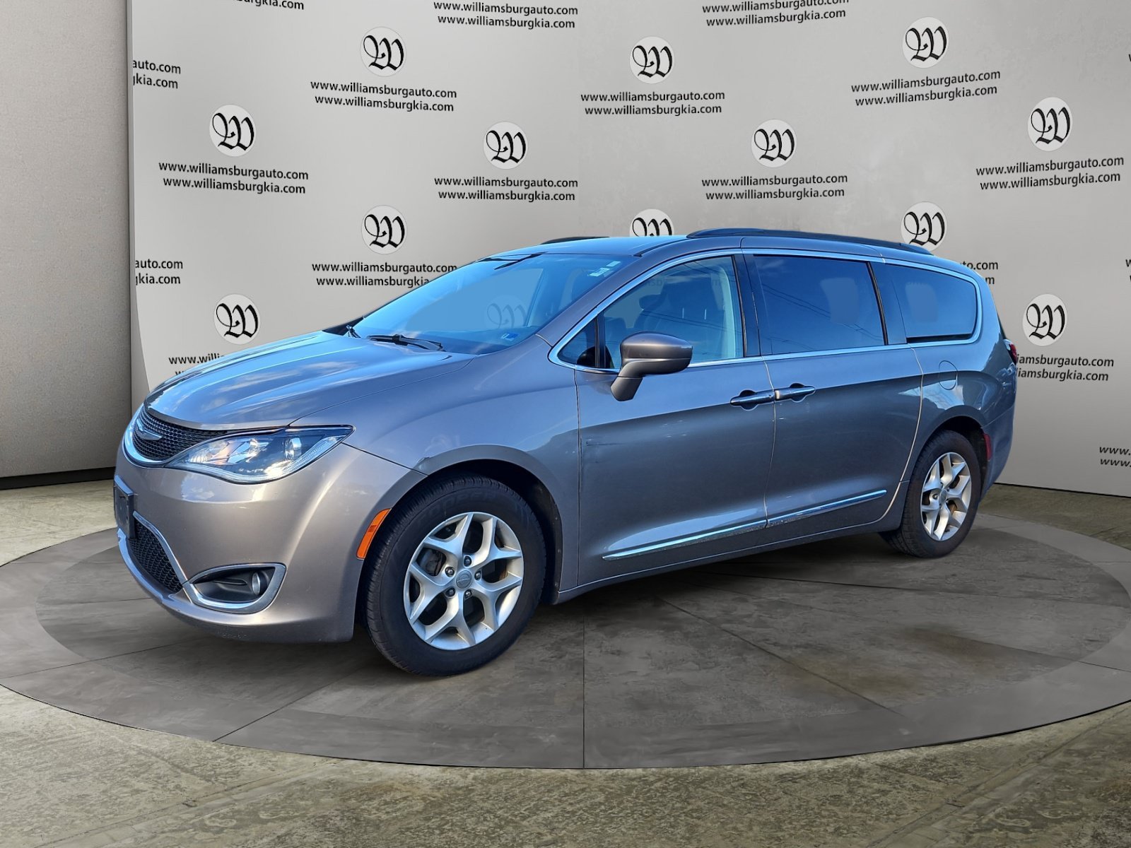 Used 2017 Chrysler Pacifica Touring-L w/ Tire & Wheel Group FWD image 1
