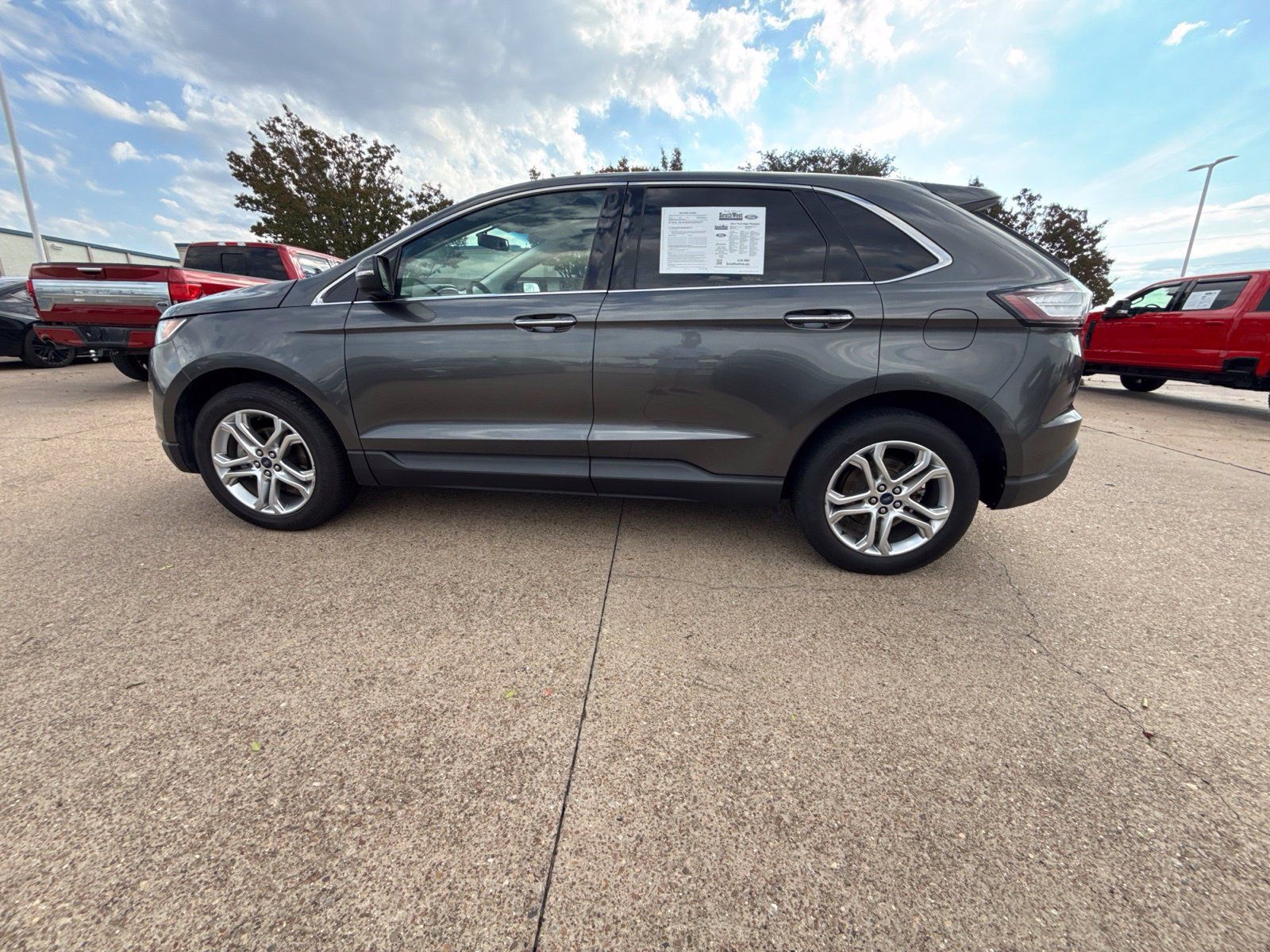 Used 2017 Ford Edge Titanium w/ Technology Package FWD image 4