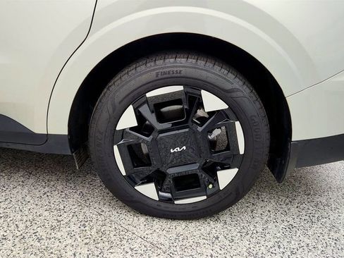 Used 2025 Kia Carnival EX FWD image 9