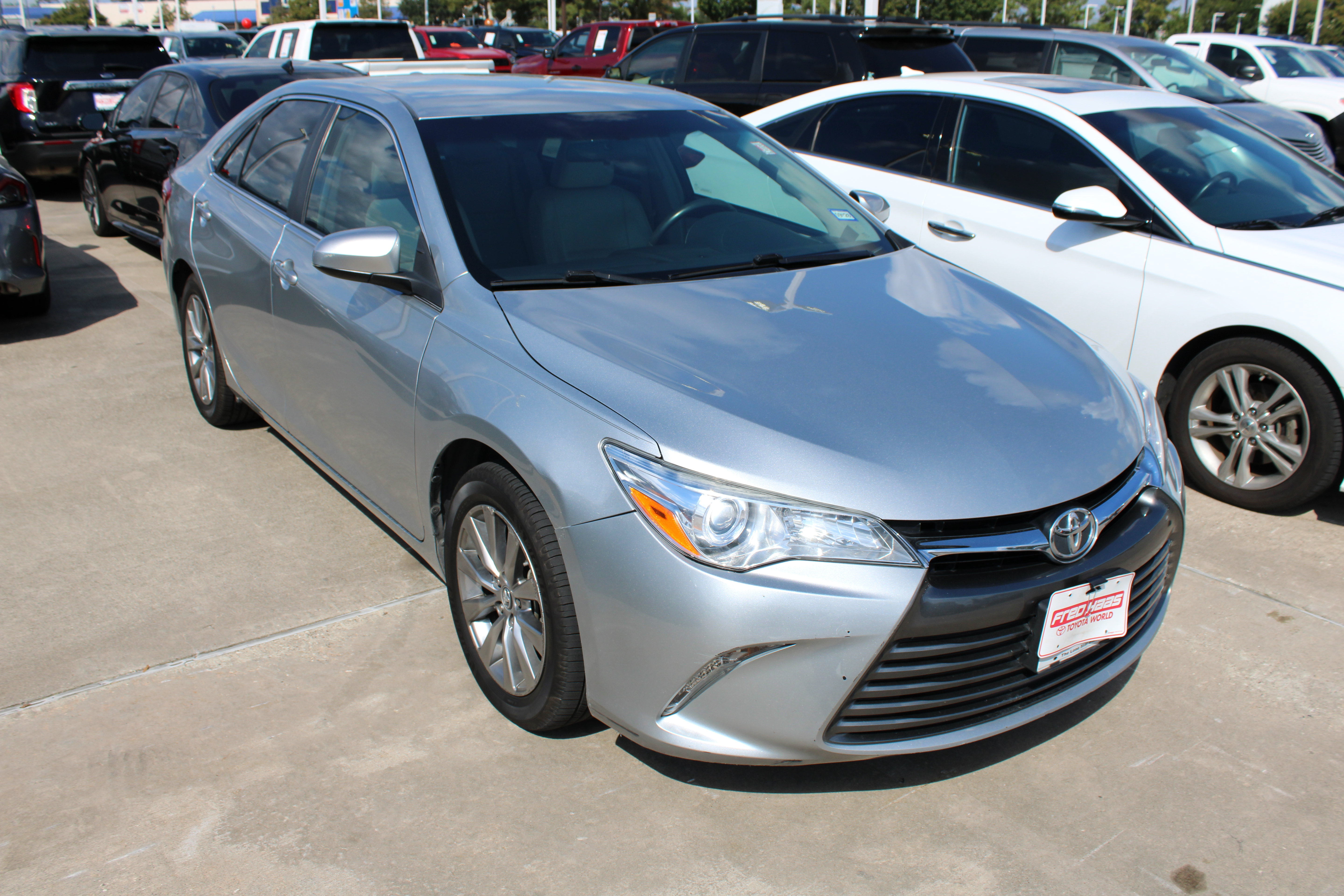 Used 2017 Toyota Camry XLE FWD image 2