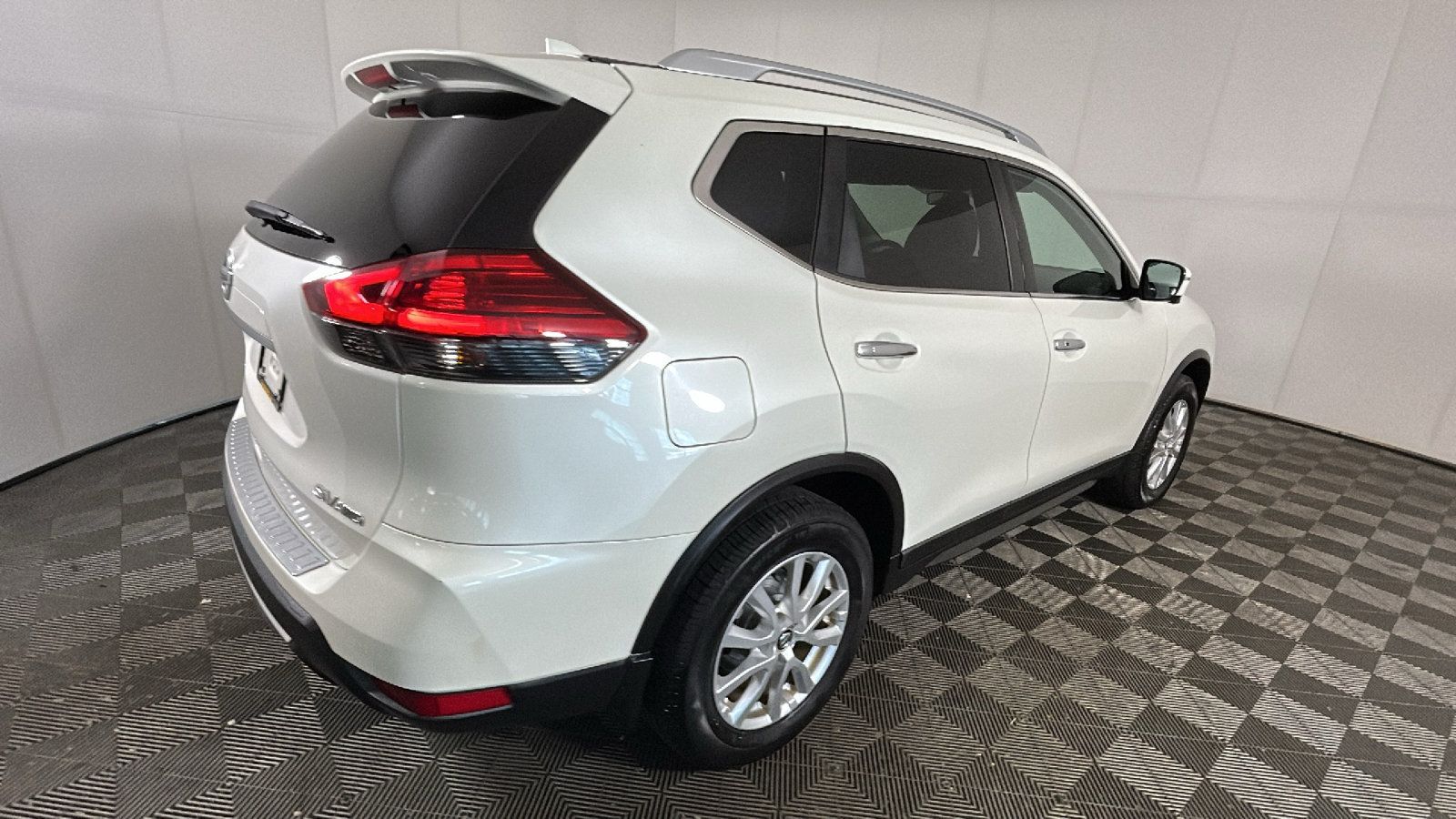 Used 2017 Nissan Rogue SV AWD/4WD image 3
