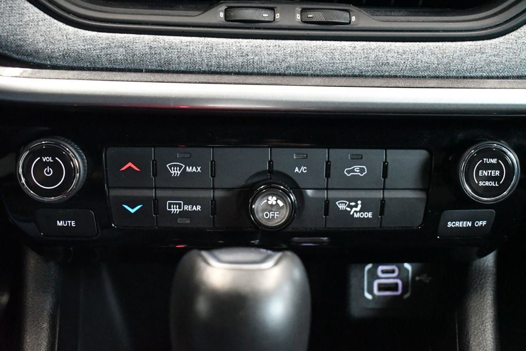 Used 2024 Jeep Compass Latitude AWD/4WD image 38