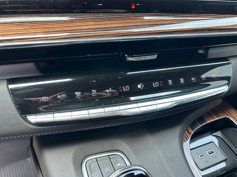 Used 2024 Cadillac Escalade Premium Luxury w/ Performance Package AWD/4WD image 37