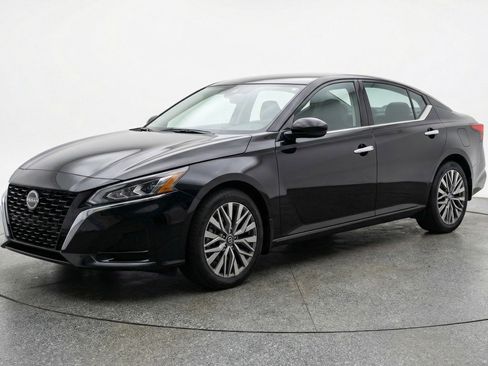 Used 2025 Nissan Altima 2.5 SV FWD image 3