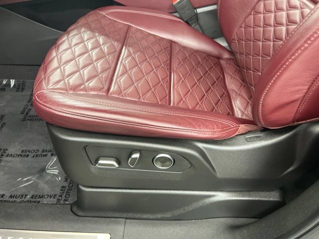 Used 2026 Cadillac Escalade Luxury w/ LPO, Floor Liner Package AWD/4WD image 15