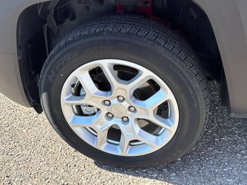 Used 2018 Jeep Renegade Latitude w/ Popular Equipment Group AWD/4WD image 18