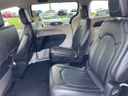 Used 2024 Chrysler Pacifica Touring-L FWD image 8