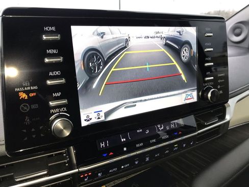 Used 2024 Toyota Sienna Limited image 17