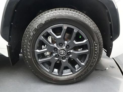 Used 2025 Toyota Sequoia Platinum AWD/4WD image 18