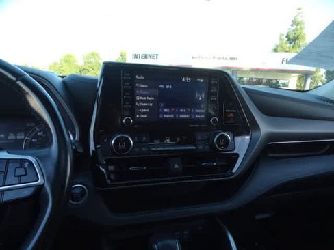 Certified 2022 Toyota Highlander XLE image 26