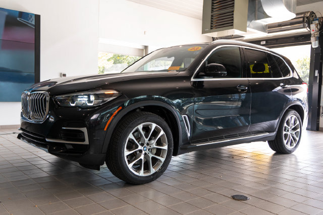 Used 2023 BMW X5 xDrive40i w/ Premium Package AWD/4WD image 3