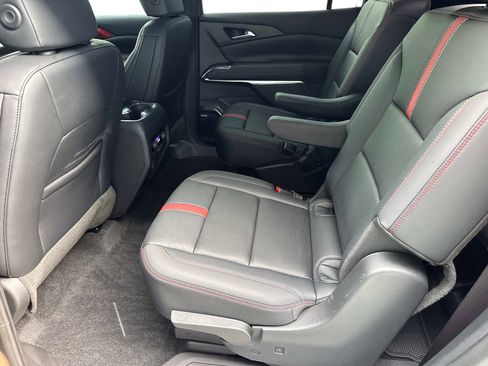 Used 2025 Chevrolet Traverse RS FWD image 15