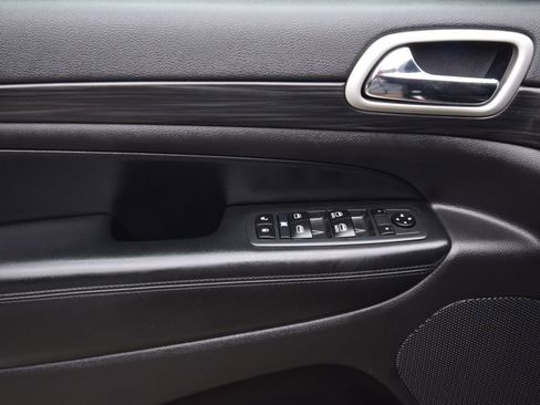 Used 2020 Jeep Grand Cherokee Altitude image 25