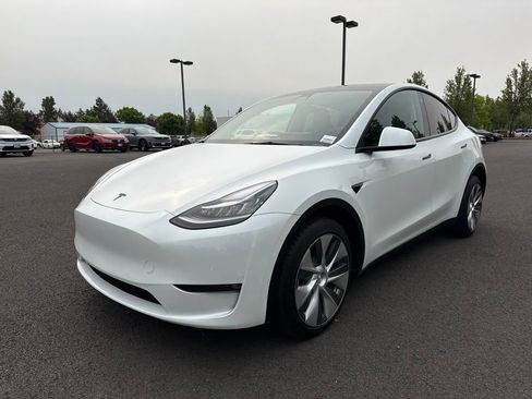Used 2021 Tesla Model Y Long Range AWD/4WD image 3