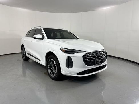 Used 2025 Audi Q5 Premium Plus w/ Premium Plus AWD/4WD image 3