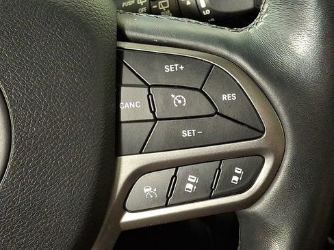 Used 2019 Jeep Cherokee Overland w/ Technology Group AWD/4WD image 23