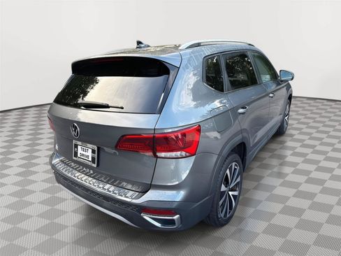 Used 2023 Volkswagen Taos SE w/ Panoramic Sunroof Package FWD image 6
