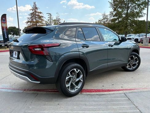 Used 2025 Chevrolet Trax LT w/ LT Convenience Package FWD image 6