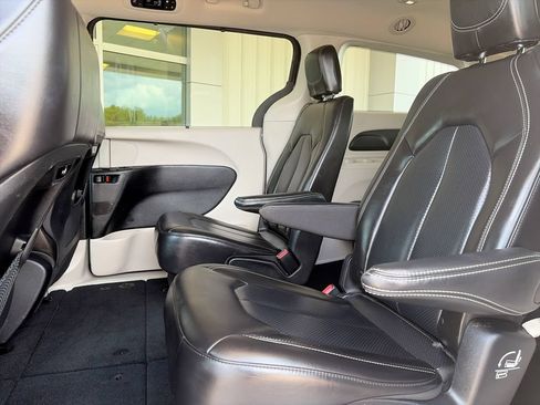 Used 2023 Chrysler Pacifica Touring-L FWD image 26