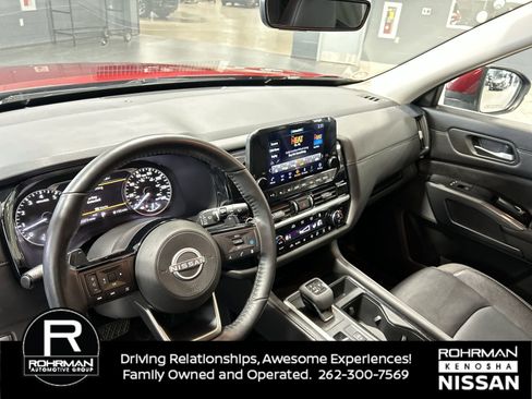 Used 2024 Nissan Pathfinder SL image 2