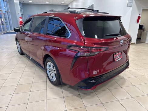 Used 2022 Toyota Sienna XSE image 9