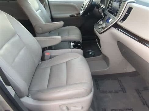 Used 2020 Toyota Sienna XLE image 24