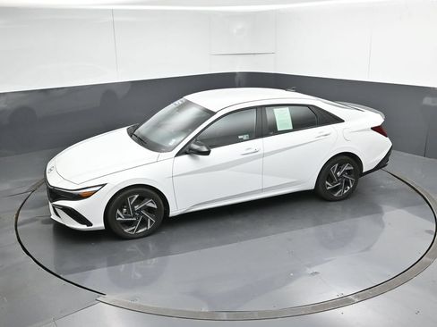 Used 2025 Hyundai Elantra SEL FWD image 48