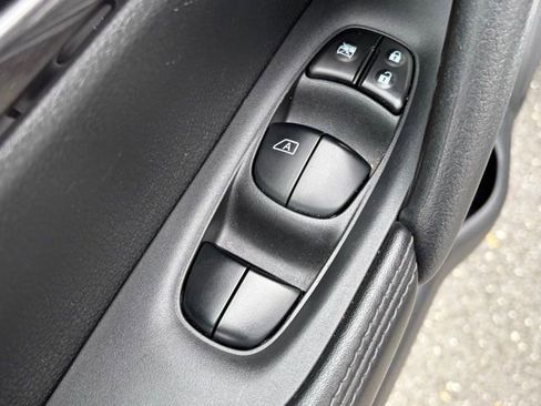 Used 2018 Nissan Rogue SV AWD/4WD image 13