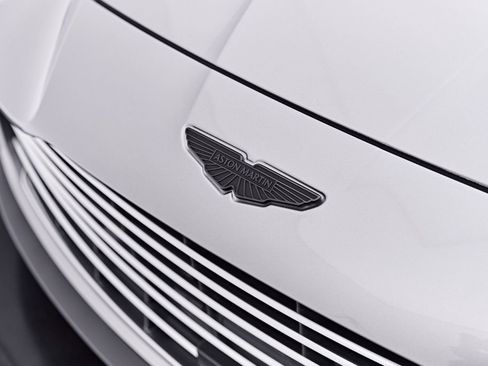 Used 2025 Aston Martin Vanquish RWD image 23