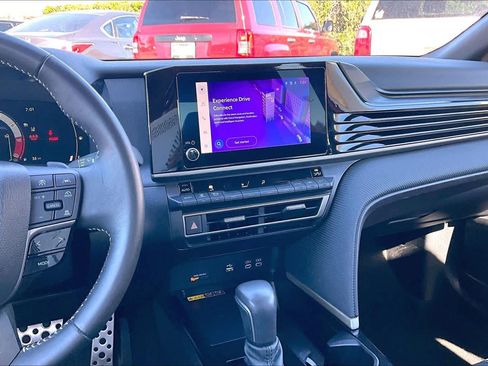 Used 2025 Toyota Camry SE image 6