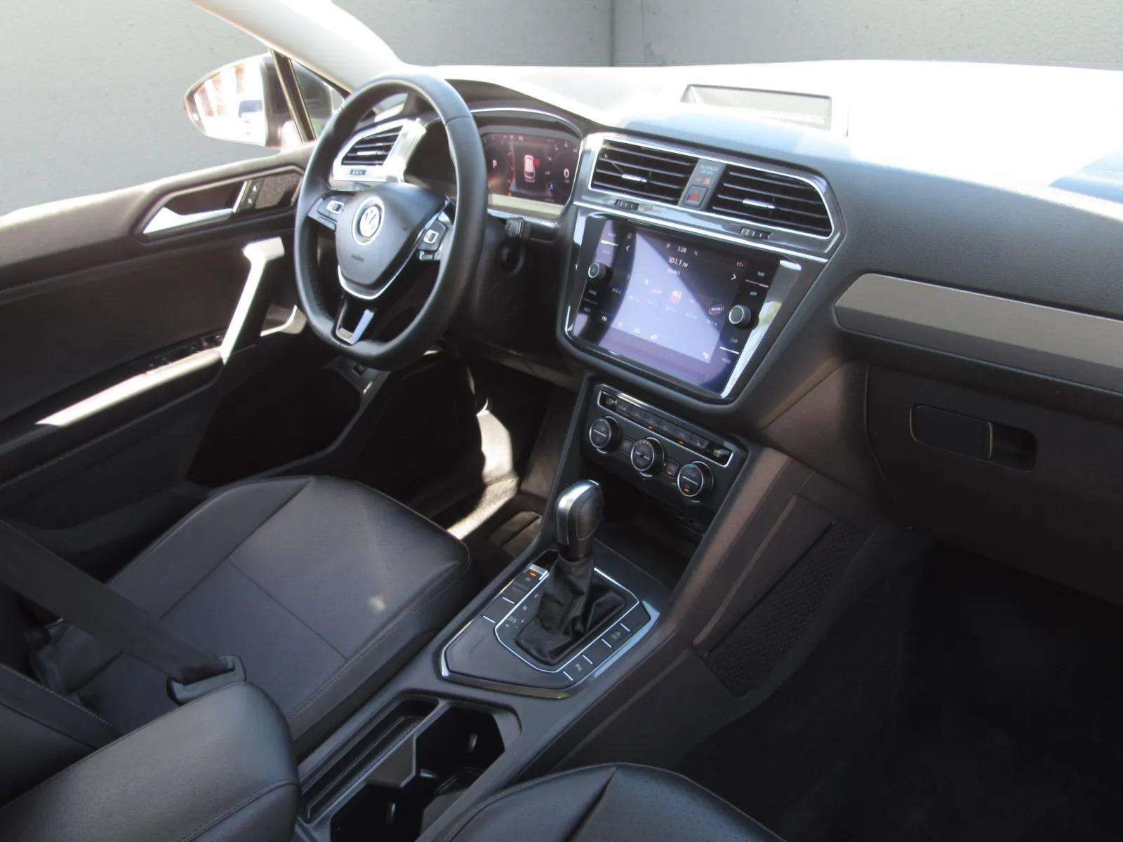 Used 2020 Volkswagen Tiguan SE R-Line FWD image 9
