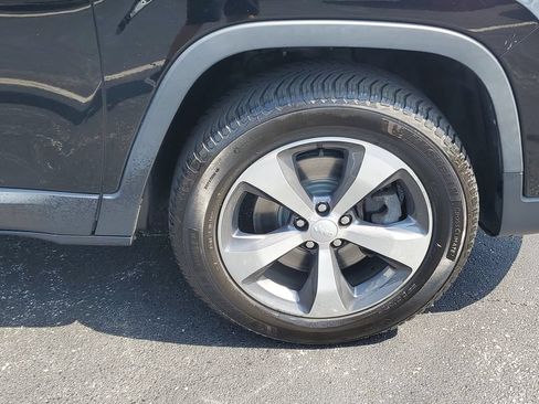 Certified 2019 Jeep Cherokee Limited AWD/4WD image 6