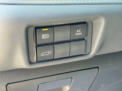 Used 2023 Toyota Highlander Bronze Edition FWD image 31