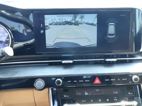 Used 2024 Kia Carnival EX FWD image 25