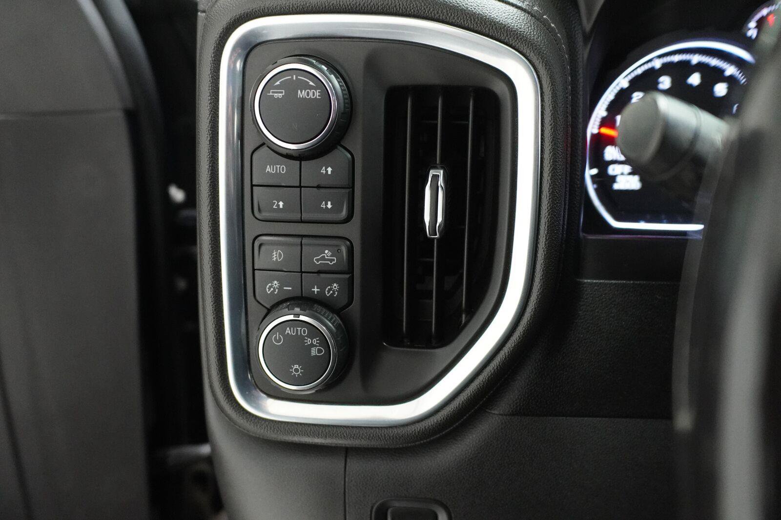 Used 2020 Chevrolet Silverado 1500 RST w/ Texas Edition AWD/4WD image 18