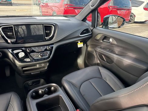 New 2026 Chrysler Pacifica Select image 13