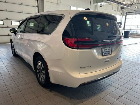 Used 2023 Chrysler Pacifica Touring-L FWD image 5