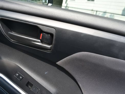 Used 2025 Toyota Highlander LE FWD image 20