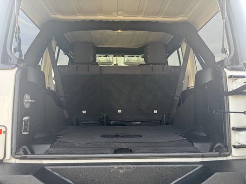 Used 2018 Jeep Wrangler Unlimited Rubicon w/ Connectivity Group image 31