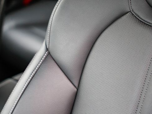 Used 2025 Genesis G70 2.5T image 24