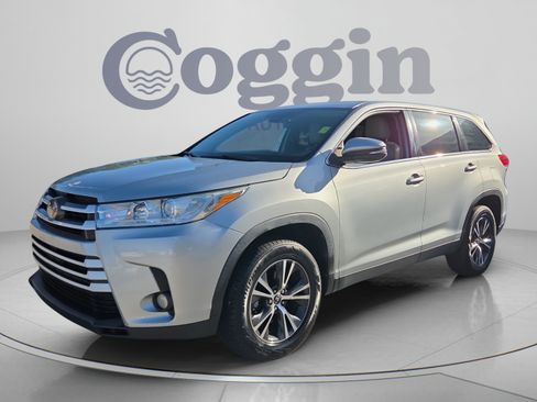 Used 2019 Toyota Highlander Plus FWD image 1