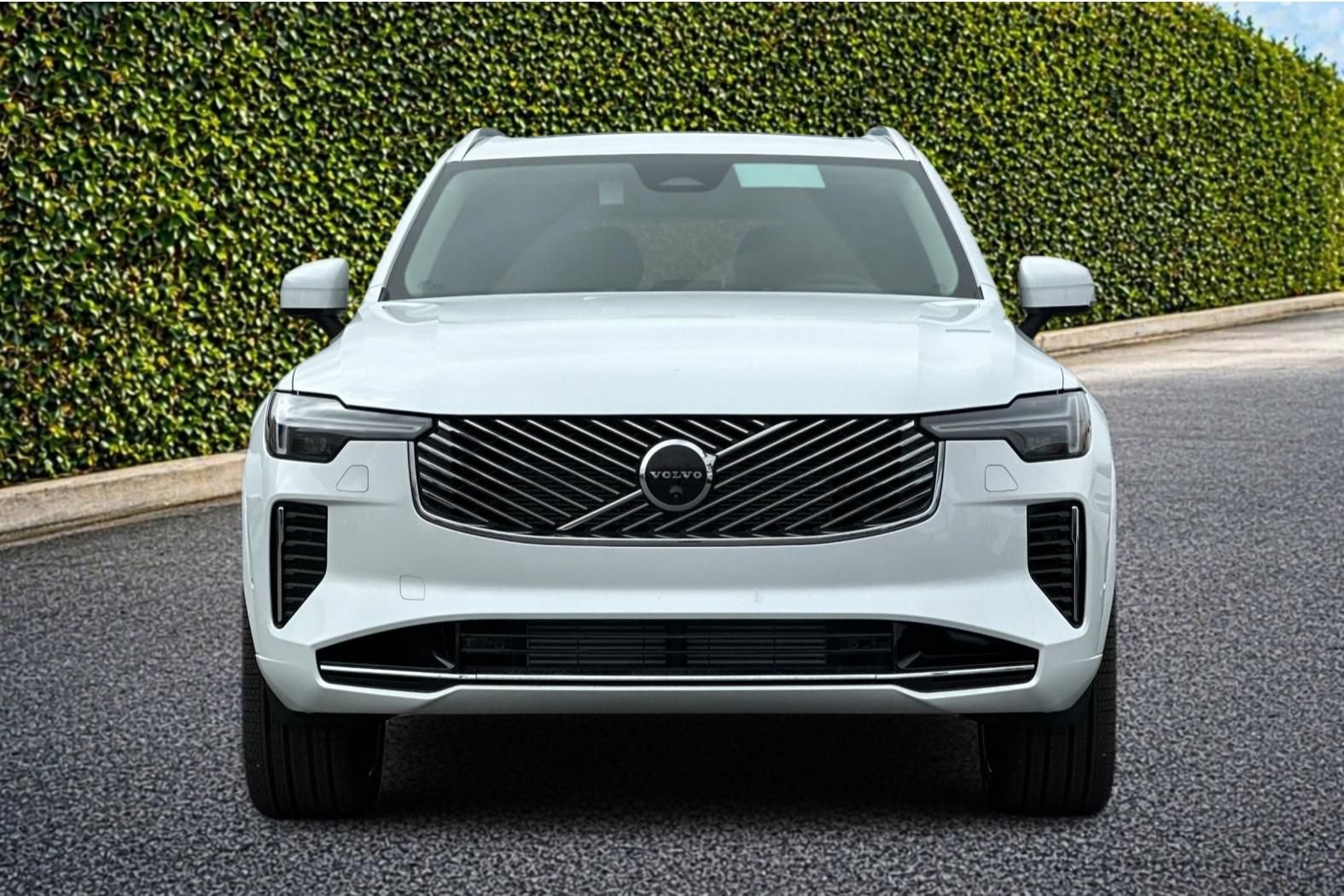 New 2025 Volvo XC90 T8 Plus w/ Protection Package Premier AWD/4WD image 9