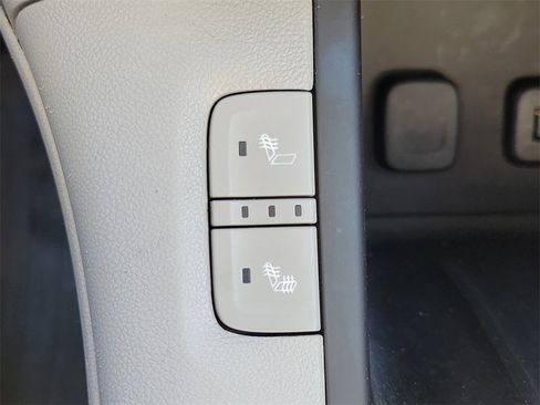 Used 2018 GMC Acadia SLE image 30